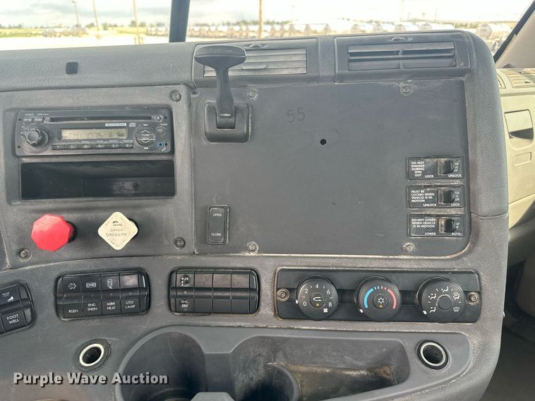 image for item DH1828 2012 Freightliner Cascadia  semi truck