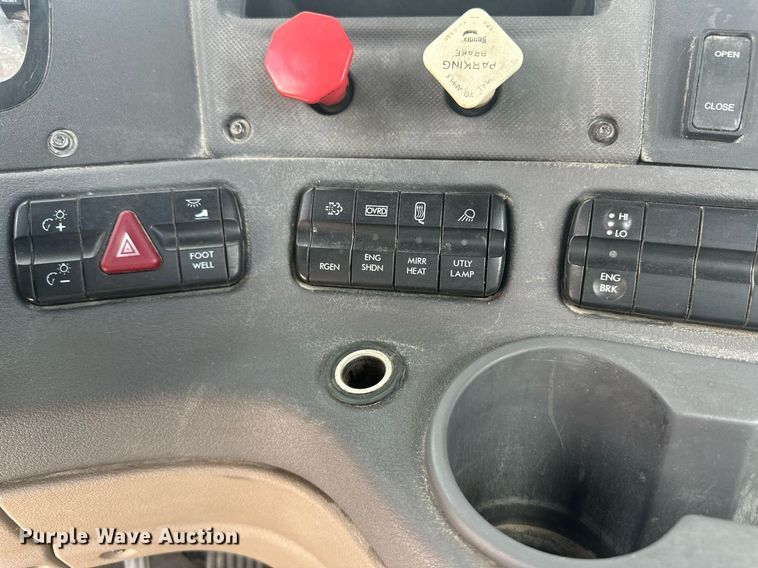 image for item DH1828 2012 Freightliner Cascadia  semi truck