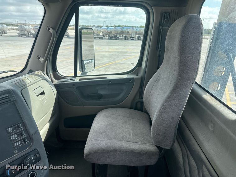 image for item DH1828 2012 Freightliner Cascadia  semi truck