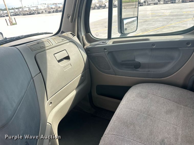 image for item DH1828 2012 Freightliner Cascadia  semi truck