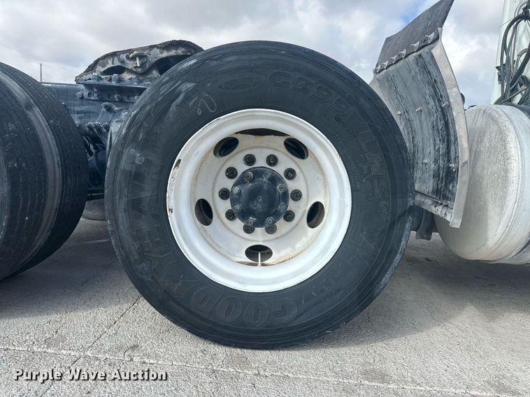 image for item DH1828 2012 Freightliner Cascadia  semi truck