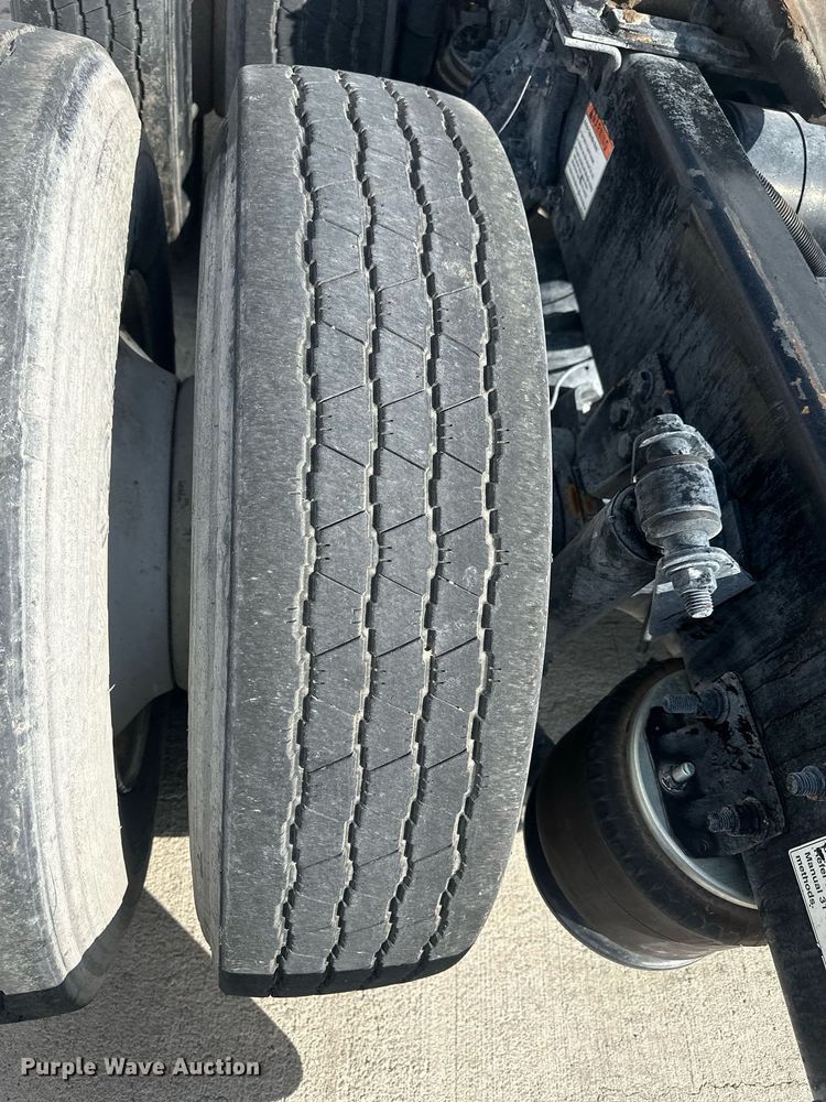 image for item DH1828 2012 Freightliner Cascadia  semi truck