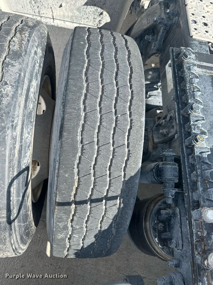 image for item DH1828 2012 Freightliner Cascadia  semi truck