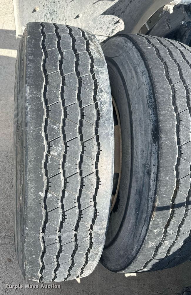 image for item DH1828 2012 Freightliner Cascadia  semi truck