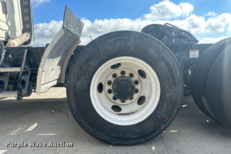 image for item DH1828 2012 Freightliner Cascadia  semi truck