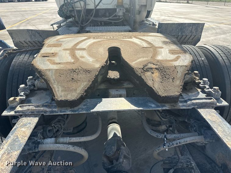 image for item DH1829 2007 International 8600  semi truck