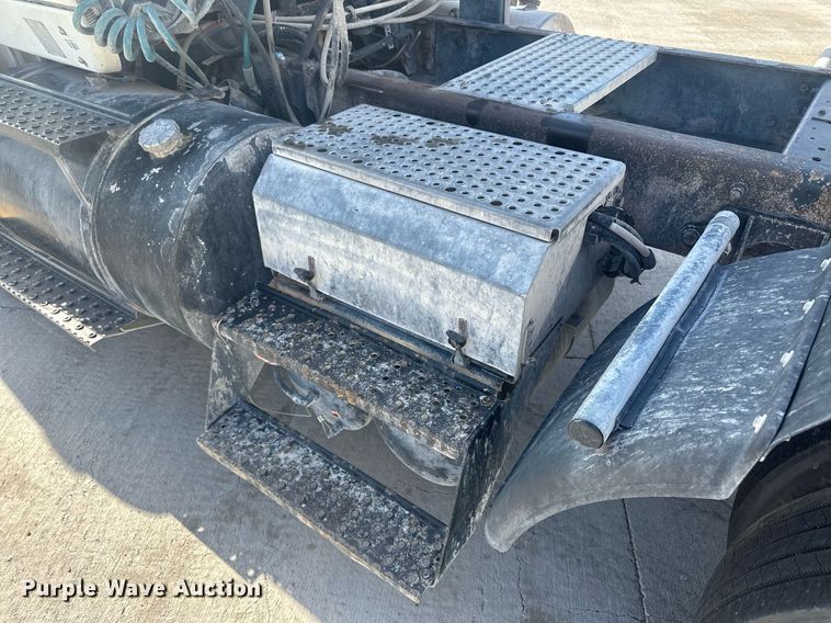 image for item DH1829 2007 International 8600  semi truck