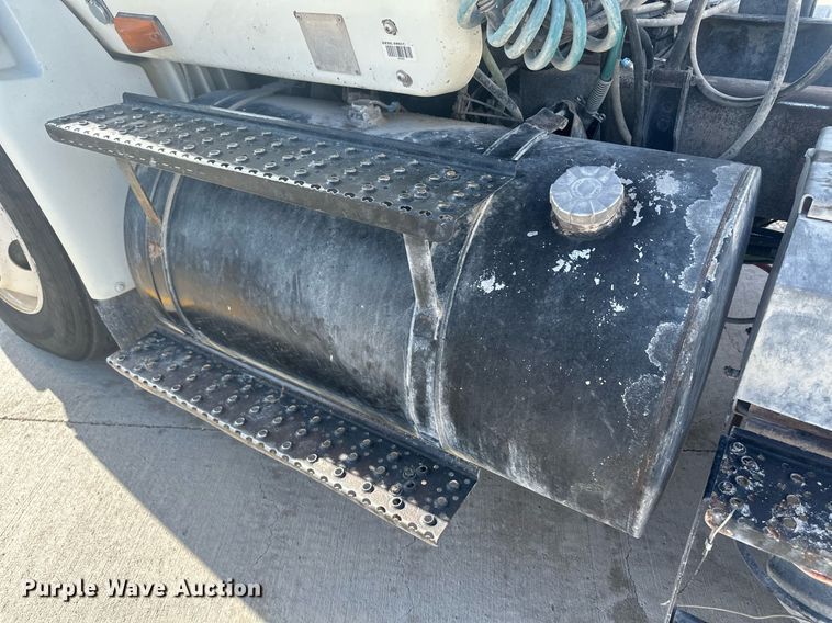 image for item DH1829 2007 International 8600  semi truck