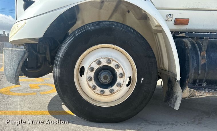 image for item DH1829 2007 International 8600  semi truck