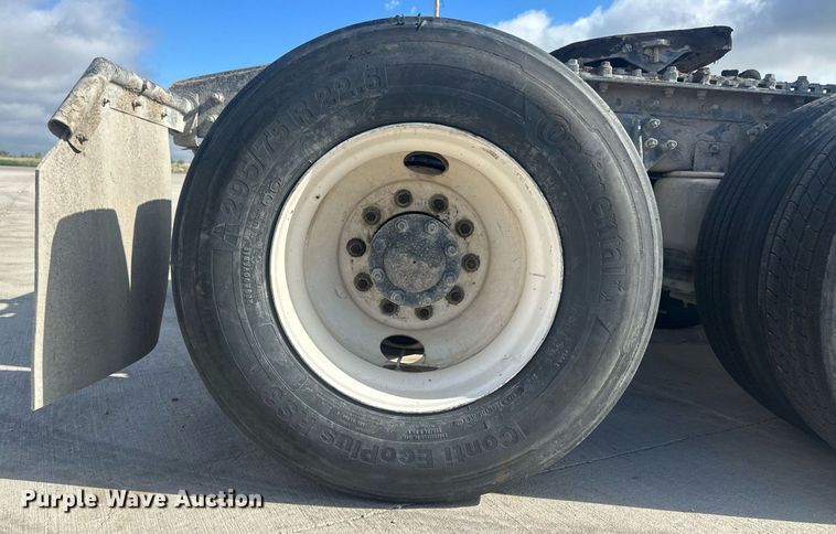 image for item DH1829 2007 International 8600  semi truck