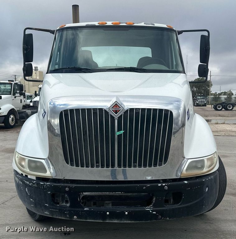 image for item DH1830 2005 International 8600  semi truck