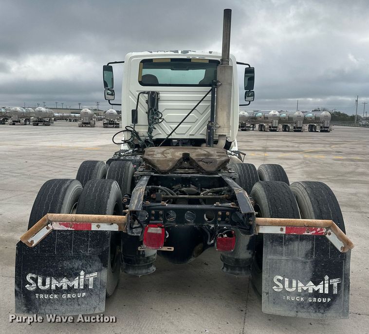 image for item DH1830 2005 International 8600  semi truck