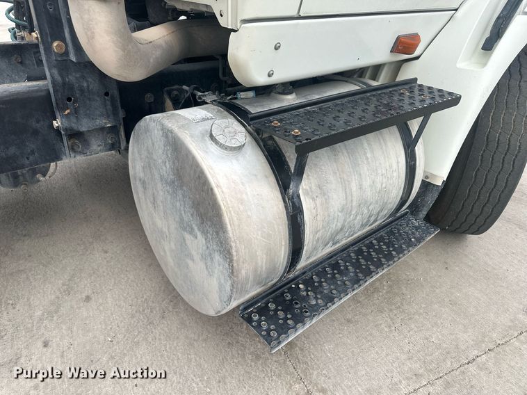 image for item DH1830 2005 International 8600  semi truck