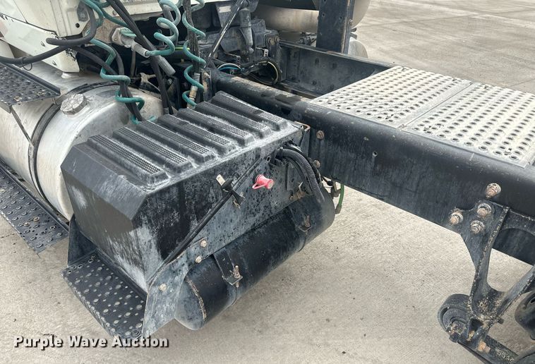 image for item DH1830 2005 International 8600  semi truck