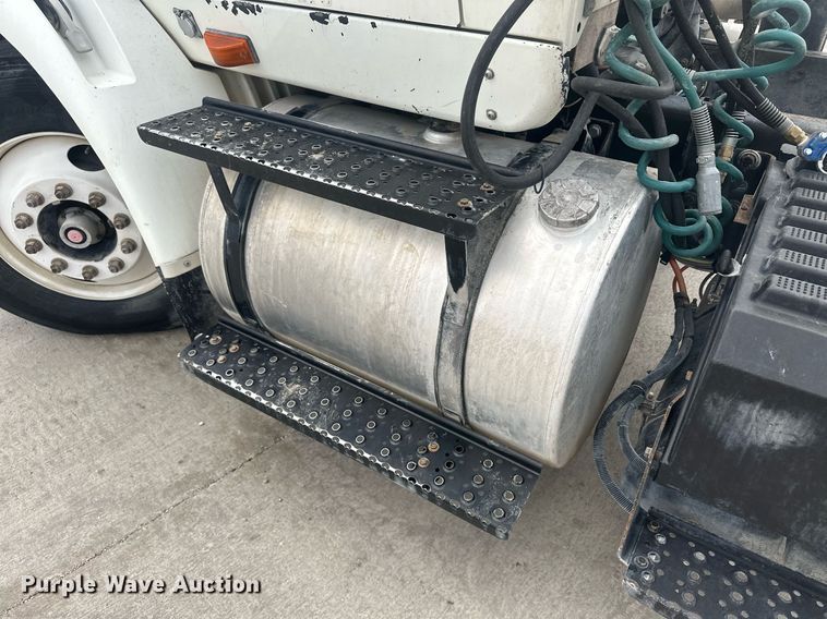 image for item DH1830 2005 International 8600  semi truck