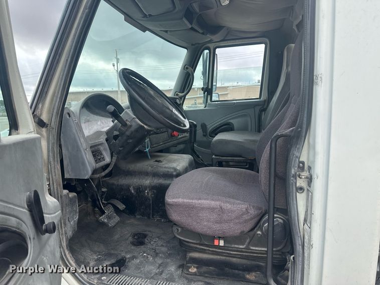 image for item DH1830 2005 International 8600  semi truck