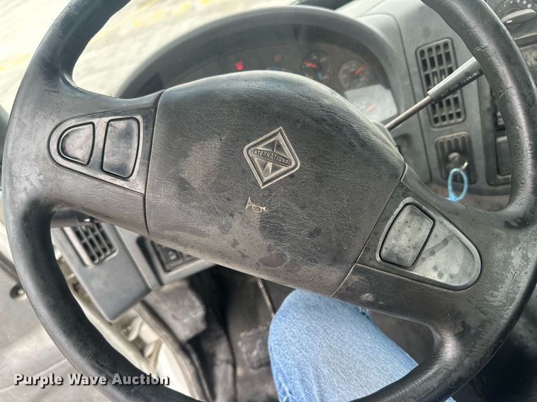 image for item DH1830 2005 International 8600  semi truck