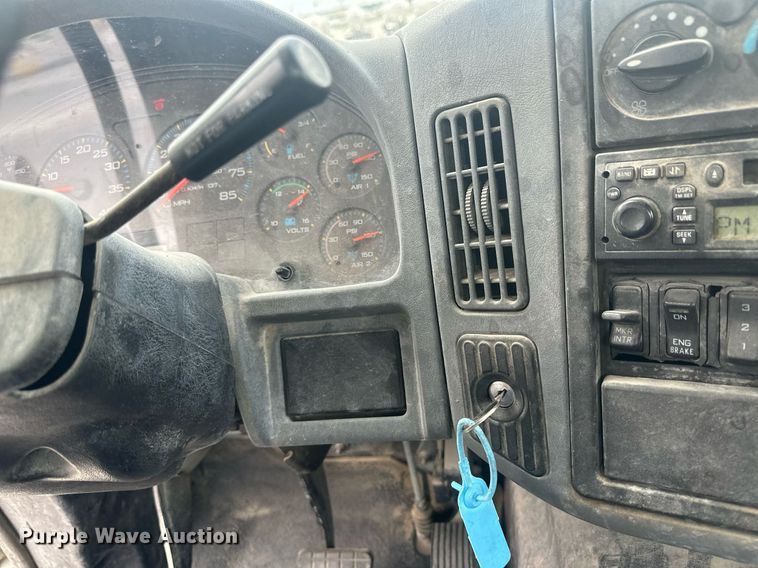 image for item DH1830 2005 International 8600  semi truck