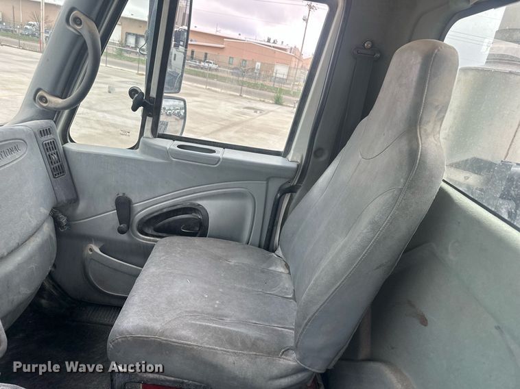 image for item DH1830 2005 International 8600  semi truck