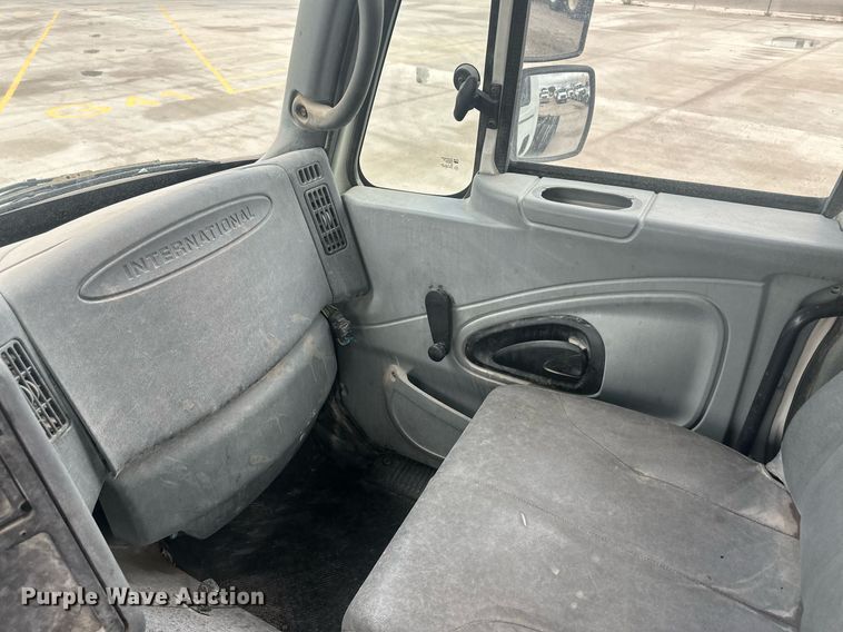 image for item DH1830 2005 International 8600  semi truck