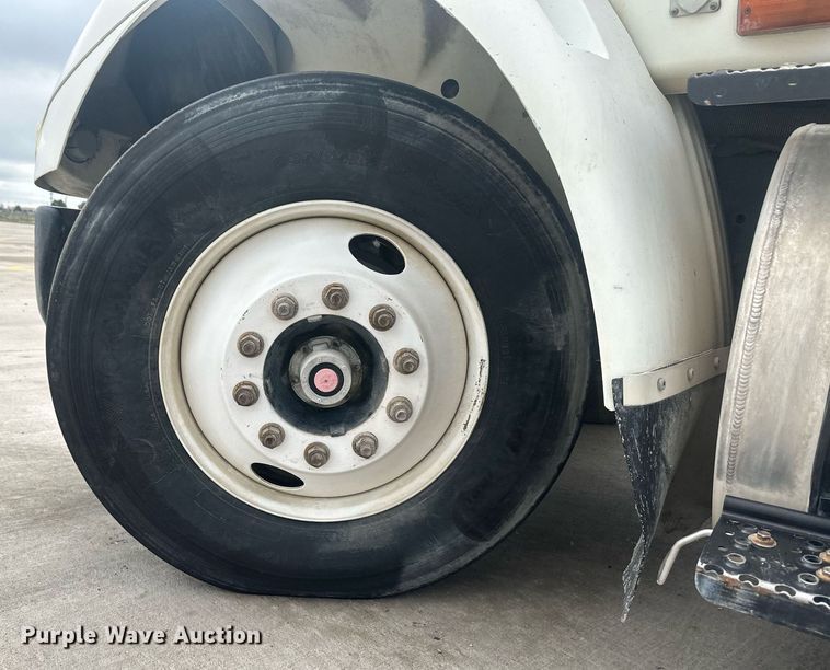 image for item DH1830 2005 International 8600  semi truck