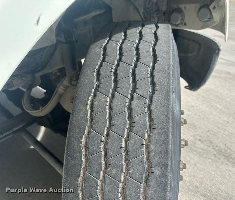 image for item DH1830 2005 International 8600  semi truck