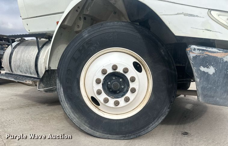 image for item DH1830 2005 International 8600  semi truck