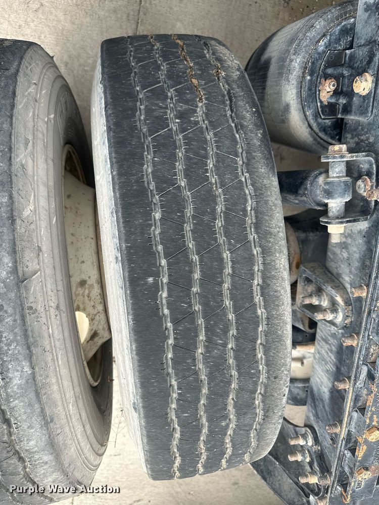 image for item DH1830 2005 International 8600  semi truck