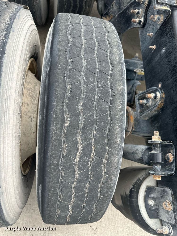 image for item DH1830 2005 International 8600  semi truck