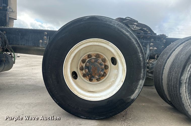 image for item DH1830 2005 International 8600  semi truck