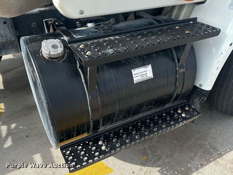 image for item DH1831 2006 International 8600  semi truck