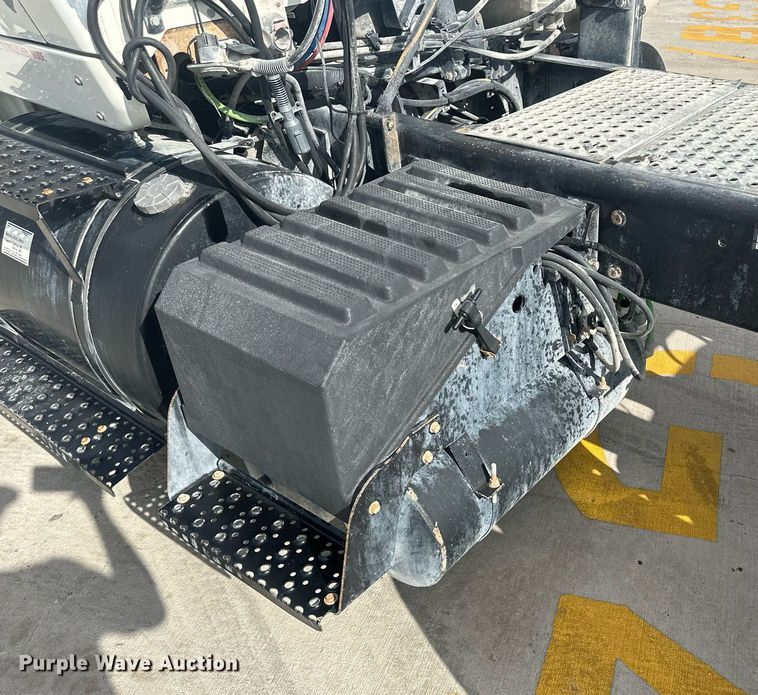 image for item DH1831 2006 International 8600  semi truck