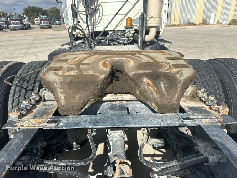 image for item DH1831 2006 International 8600  semi truck