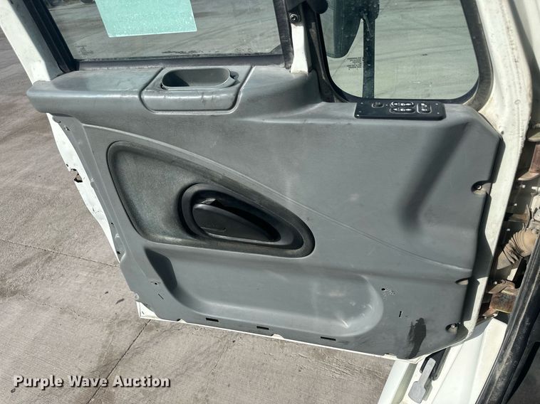 image for item DH1831 2006 International 8600  semi truck