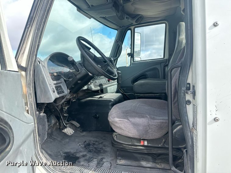 image for item DH1831 2006 International 8600  semi truck