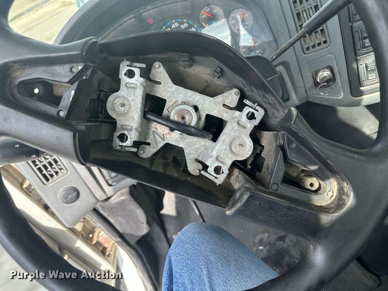 image for item DH1831 2006 International 8600  semi truck