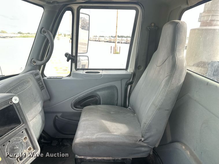 image for item DH1831 2006 International 8600  semi truck