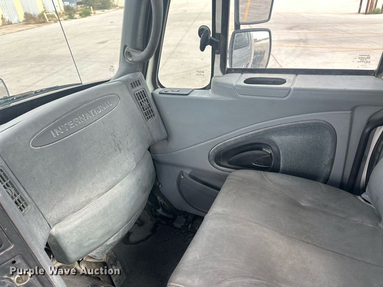 image for item DH1831 2006 International 8600  semi truck