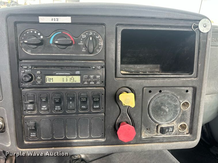 image for item DH1831 2006 International 8600  semi truck