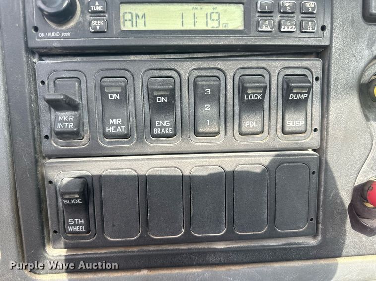 image for item DH1831 2006 International 8600  semi truck