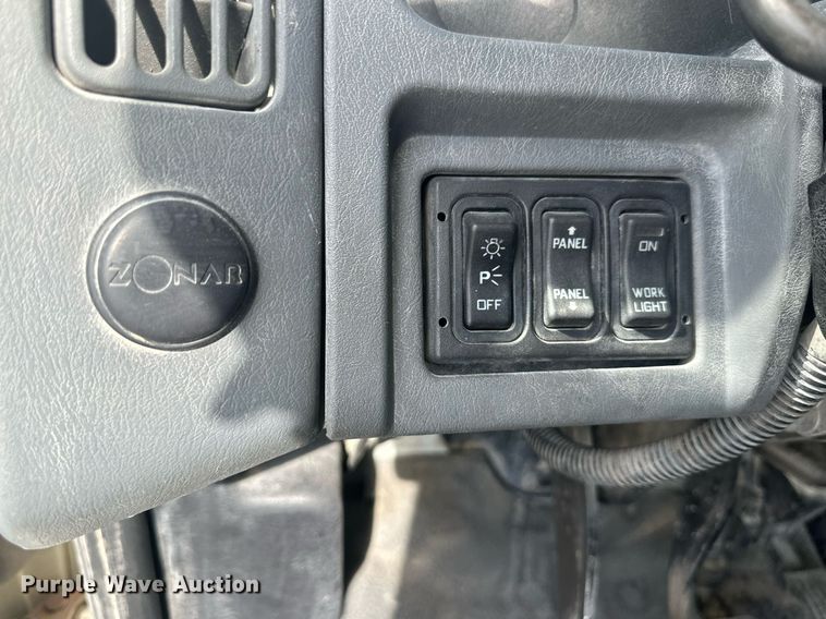 image for item DH1831 2006 International 8600  semi truck