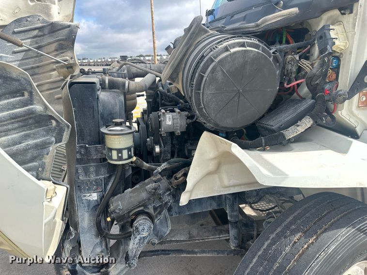 image for item DH1831 2006 International 8600  semi truck