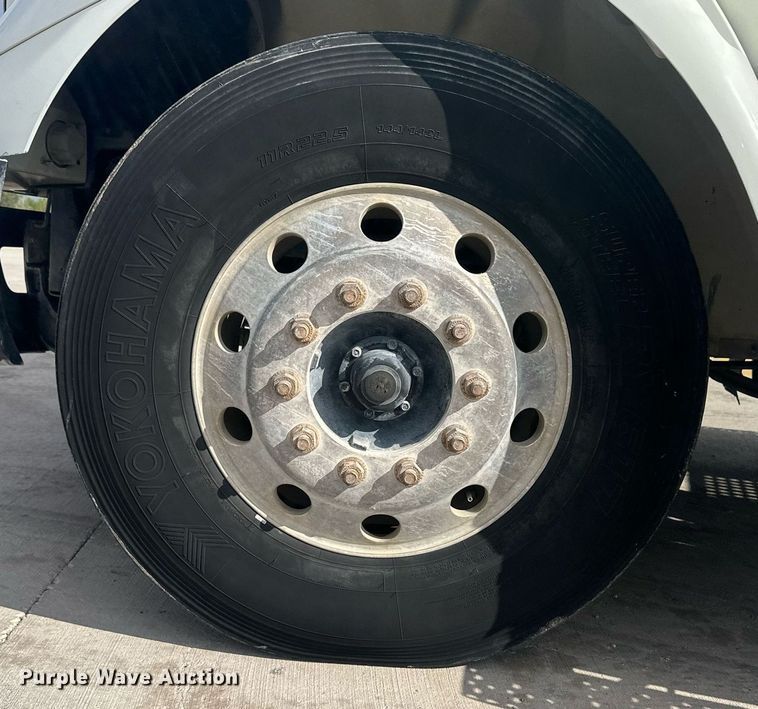 image for item DH1831 2006 International 8600  semi truck