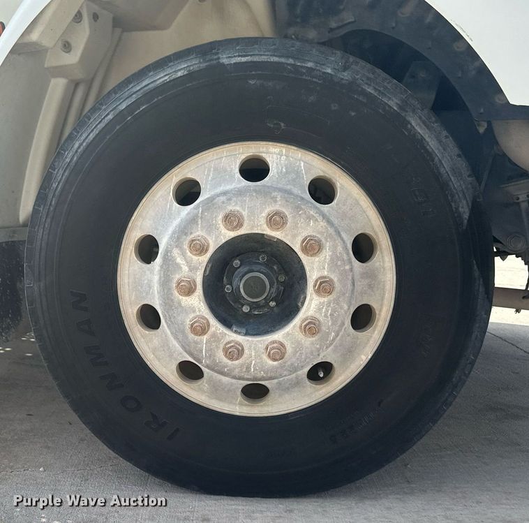 image for item DH1831 2006 International 8600  semi truck