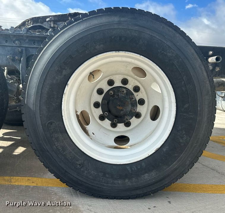 image for item DH1831 2006 International 8600  semi truck