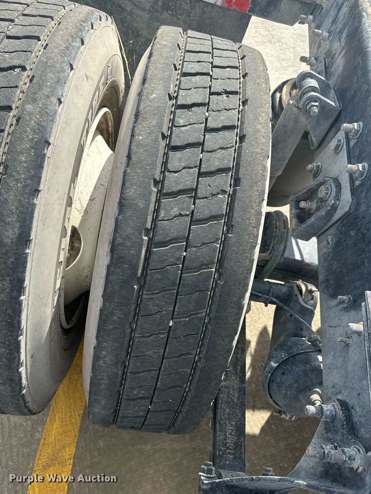 image for item DH1831 2006 International 8600  semi truck