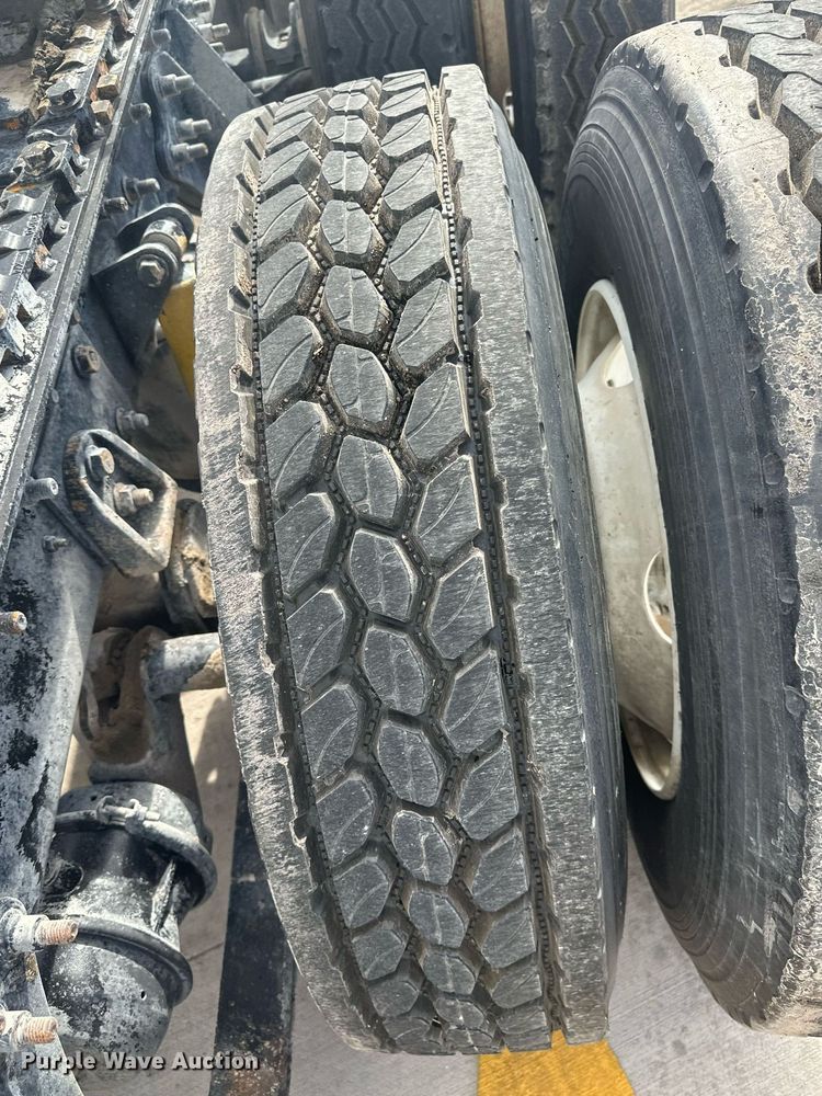 image for item DH1831 2006 International 8600  semi truck