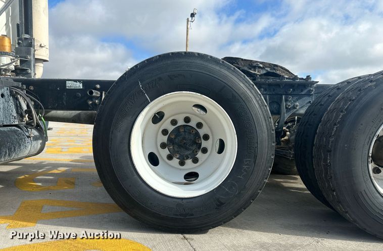 image for item DH1831 2006 International 8600  semi truck