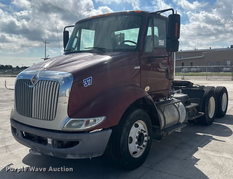 image for item DH1832 2011 International 8600  semi truck