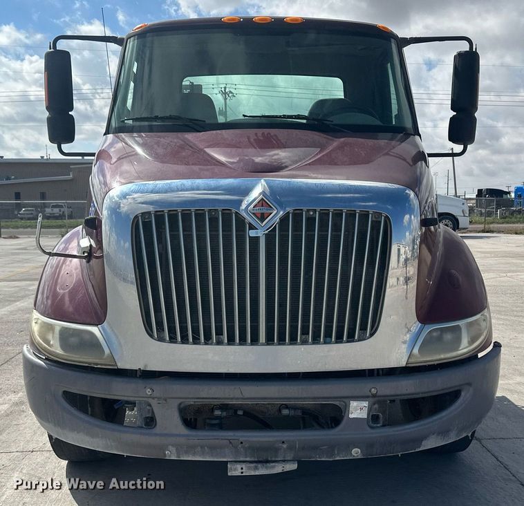 image for item DH1832 2011 International 8600  semi truck